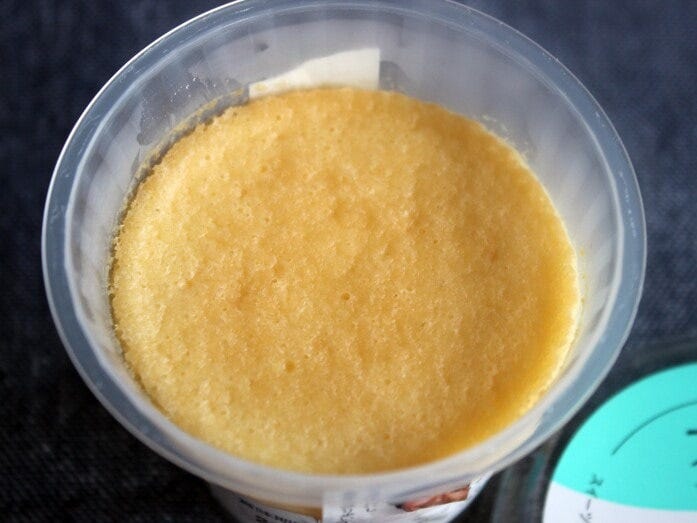 トップは、マスカットフレーバーのスフレ生地