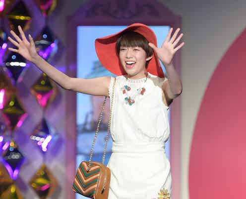 佐藤栞里、ミニスカ美脚&笑顔全開ランウェイで会場魅了