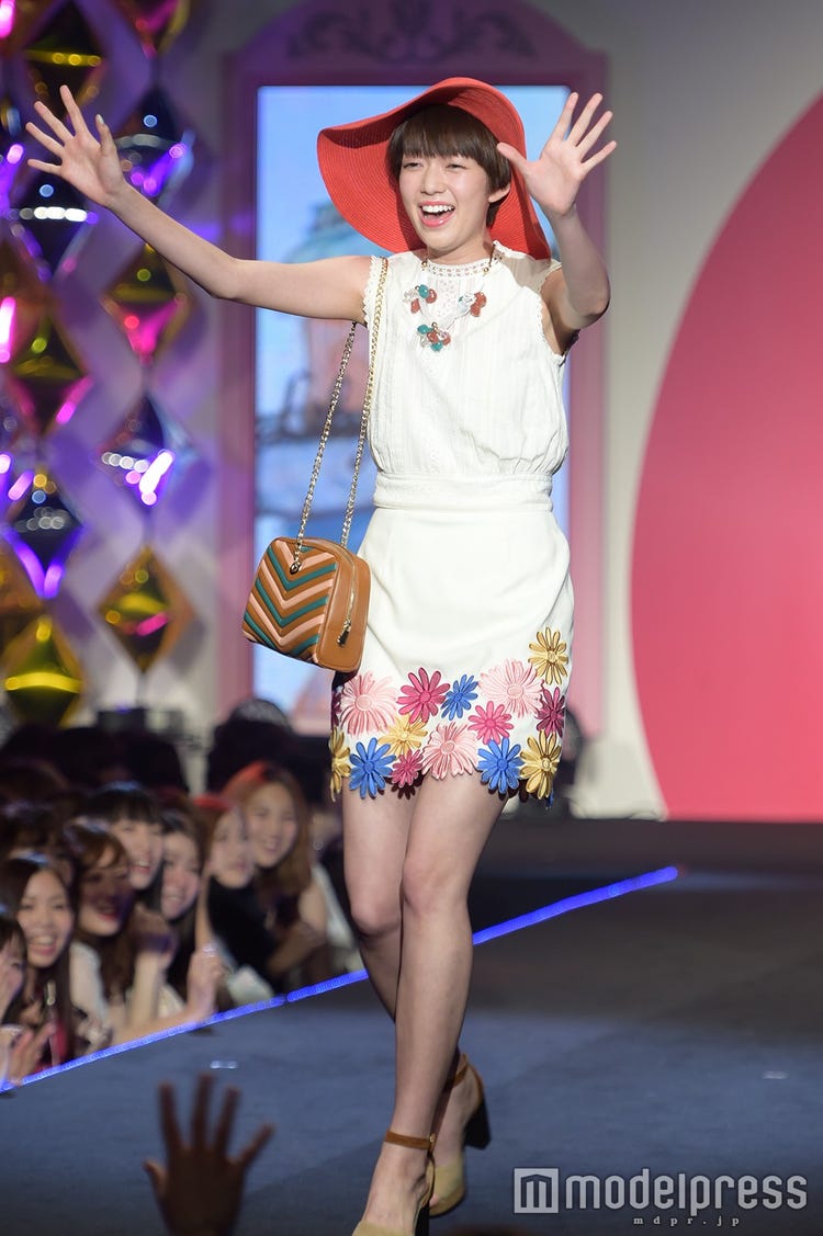 佐藤栞里 ミニスカ美脚 笑顔全開ランウェイで会場魅了 モデルプレス 佐藤栞里 ミニスカ美脚 笑顔全開ランウェイで会場魅了 モデルプレス