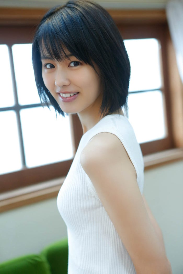 「竹内愛紗カレンダー2018.04-2019.03」(東京ニュース通信社刊)