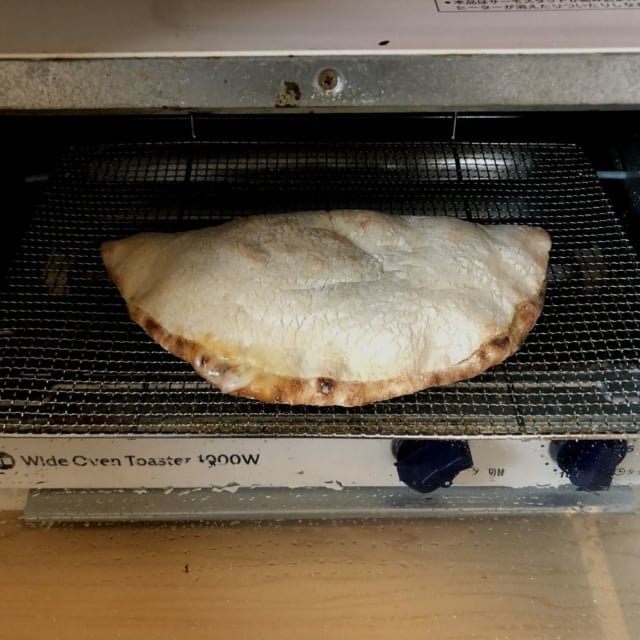 カルツォーネ4種のチーズをオーブントースターで加熱