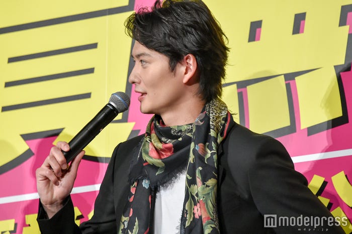 喉の調子を確認しながら話す岡田将生 (C)モデルプレス