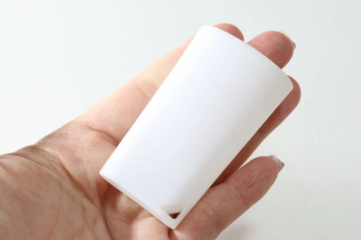 手のひらに収まる白いスリムコップ 手のひらに収まる白いスリムコップ