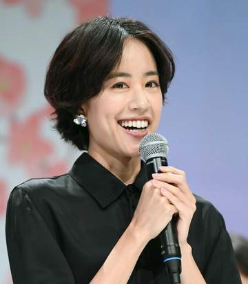 カンヌ映画祭に降臨 次期朝ドラヒロインの洗練ドレスはヴィトンだった 両親は有名俳優の31歳、品格漂うレッドカーペット