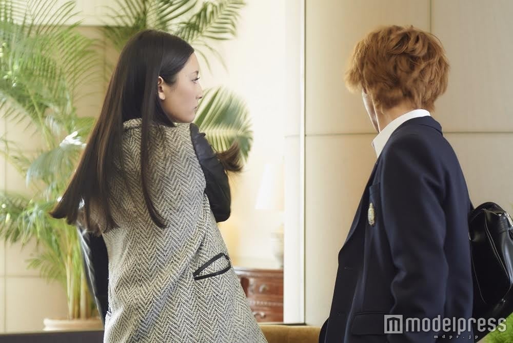 山崎賢人にビンタをお見舞いする菜々緒／(C)八田鮎子／集英社 （C）2016 映画「オオカミ少女と黒王子」製作委員会