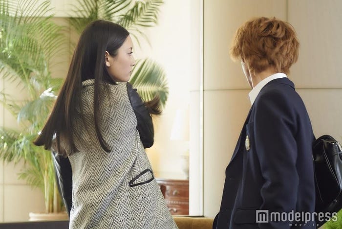 山崎賢人にビンタをお見舞いする菜々緒/(C)八田鮎子/集英社 (C)2016 映画「オオカミ少女と黒王子」製作委員会