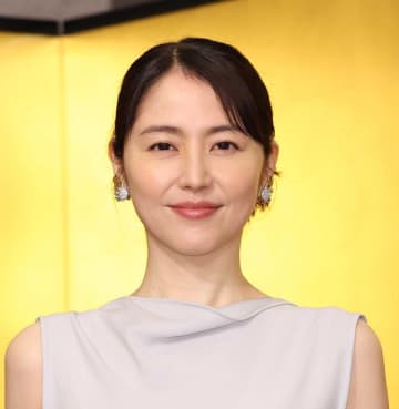 こんな長澤まさみ見たことない！ ベッドの上でプラダのショー出席の「準備進める」姿 伸びた黒髪もエキゾチック