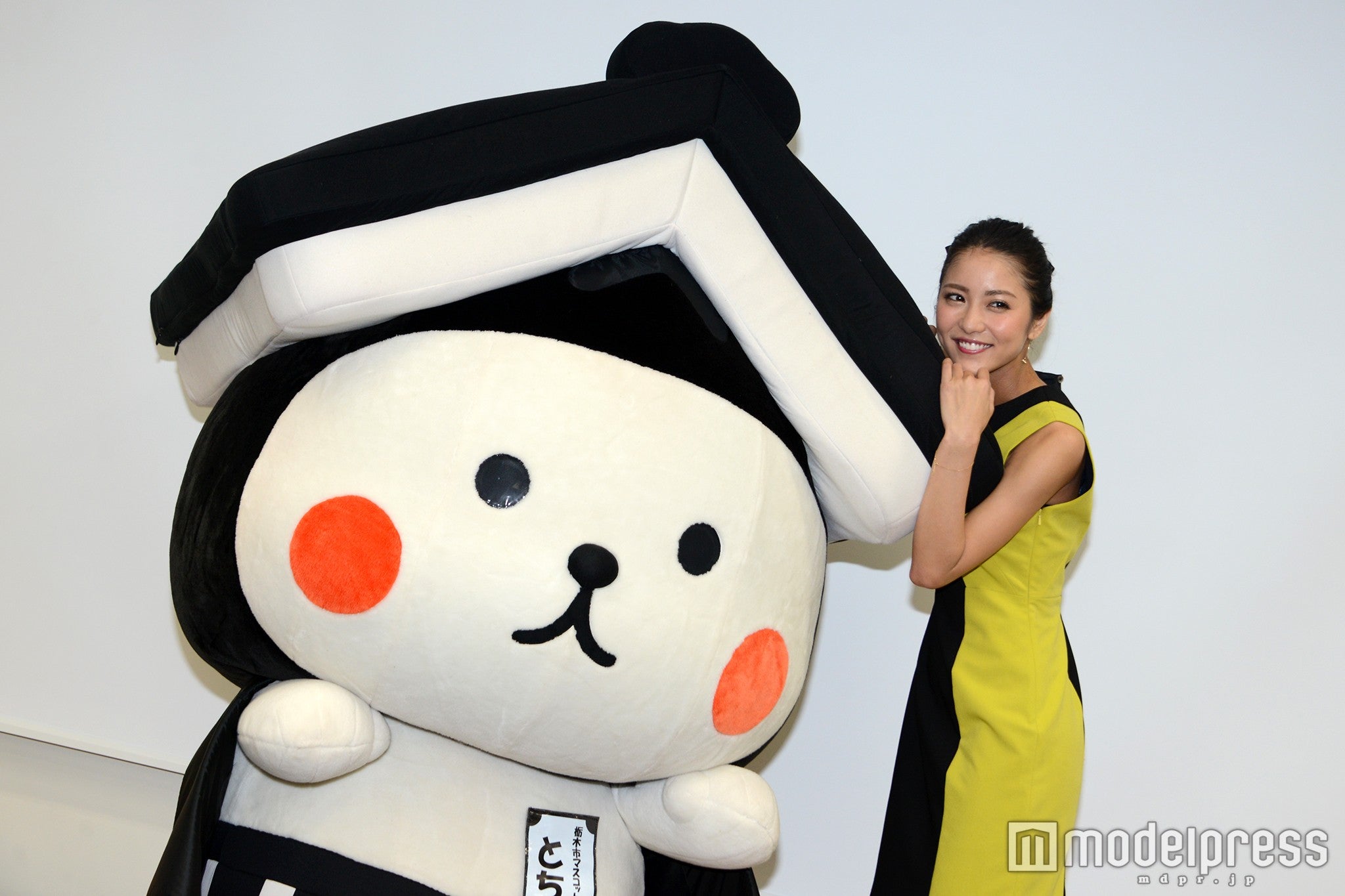 栃木市マスコットキャラクター・とち介と一緒に／石川恋（C)モデルプレス