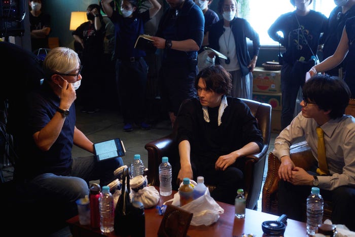 堤幸彦監督、松村北斗、西畑大吾(C)青崎有吾・徳間書店/テレビ朝日・ジェイ・ストーム