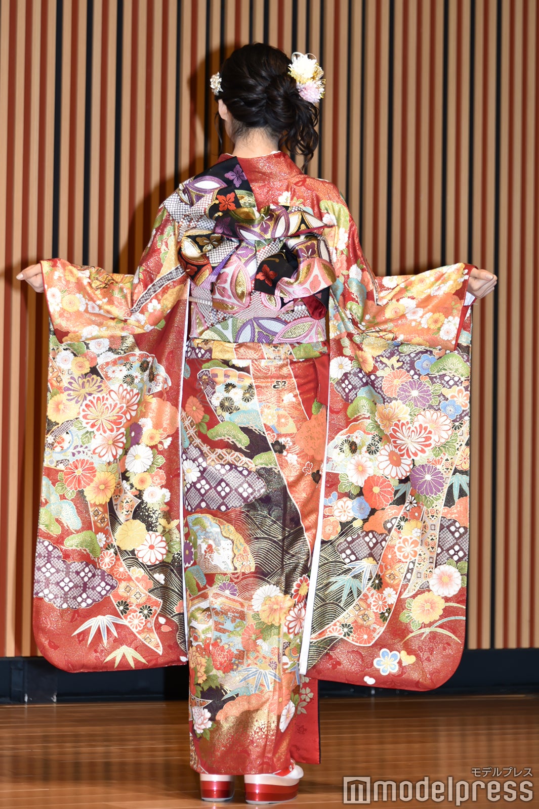 小栗有以／後ろ姿 （C）モデルプレス