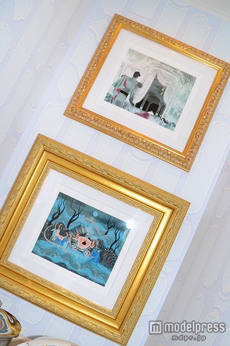 物語のワンシーンの絵が飾られている