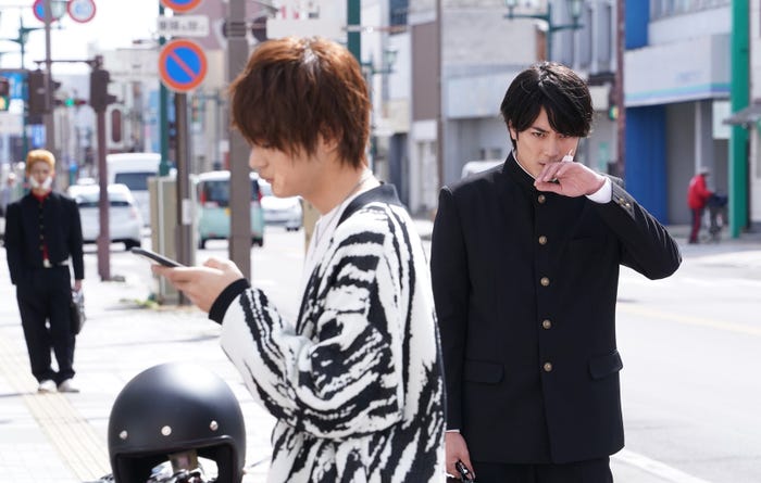 神尾楓珠、間宮祥太朗/「ナンバMG5」第1話より(C)フジテレビ