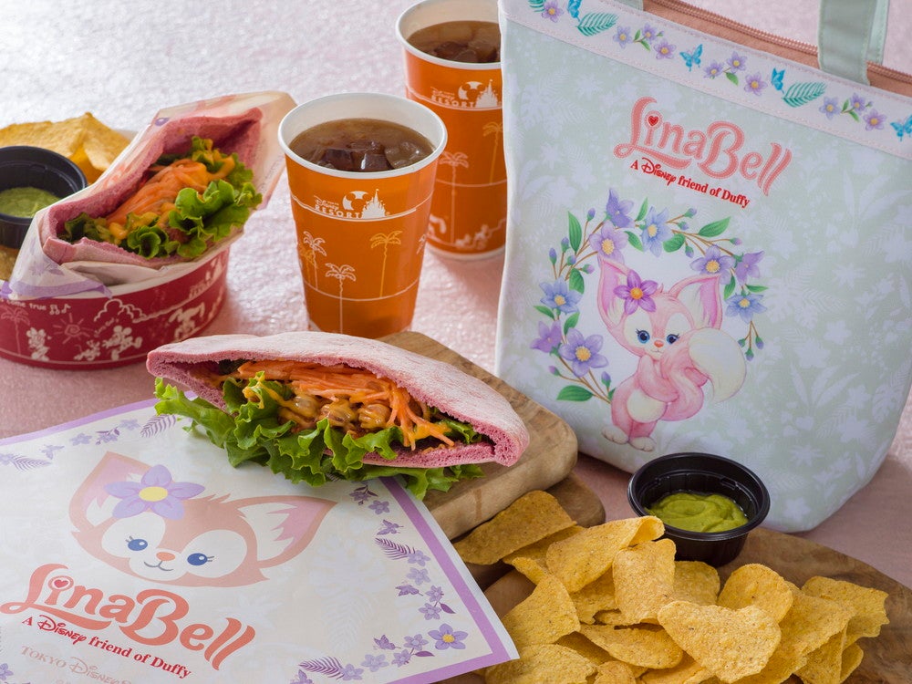 ミゲルのおすすめセット　ピタサンド（ビーンズカレー＆チーズソース）、コーンチップス付き、スーベニアランチケース付き¥2,500（C）Disney