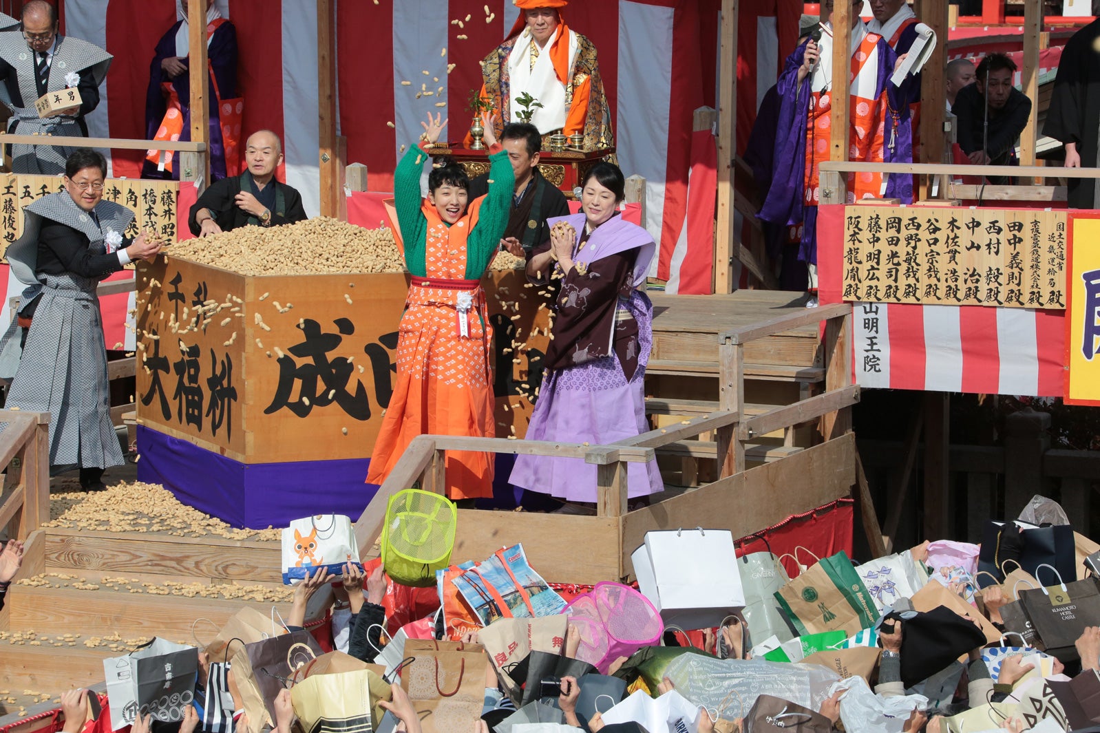 豆まき式に参加した安藤サクラ、松坂慶子 （画像提供：NHK）