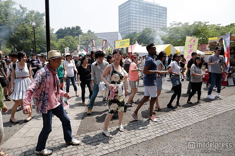 友達みんなで盛り上がる／画像提供：カリブラテンアメリカフェスティバル