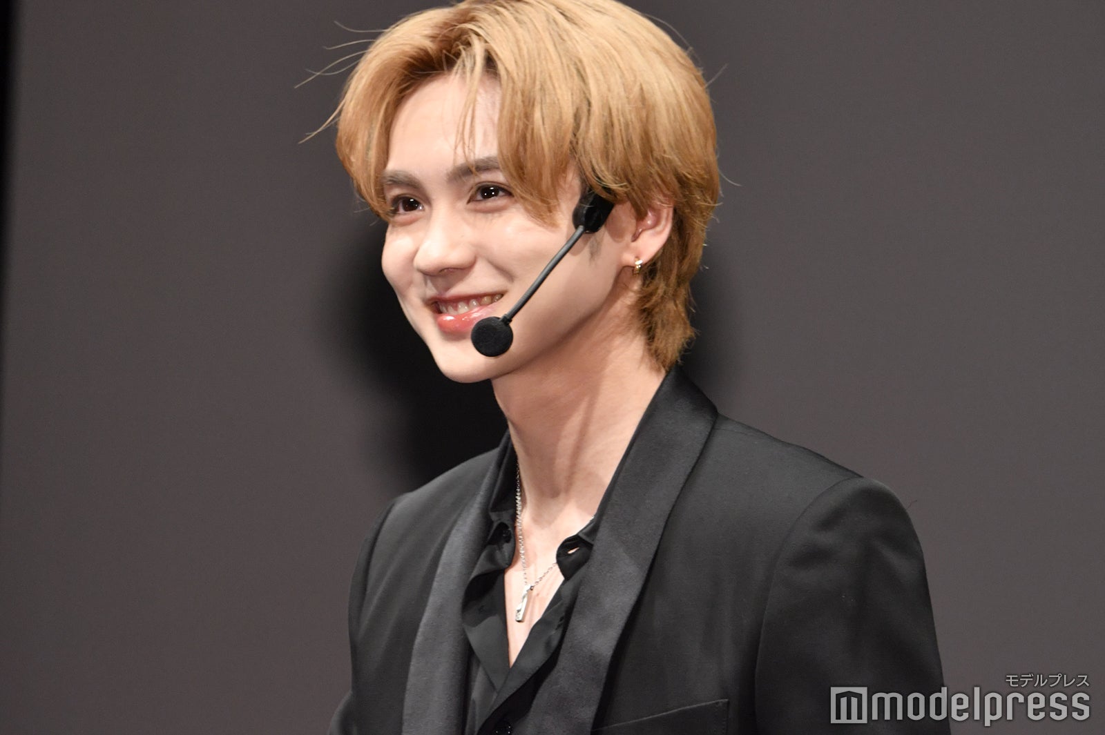 ランウェイを歩く吉野北人（C）モデルプレス