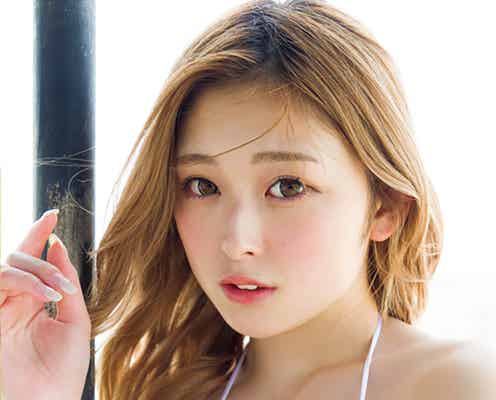 ゆうちゃみ、美谷間際立つ水着姿披露 沖縄グラビアで“大人の魅力”漂う