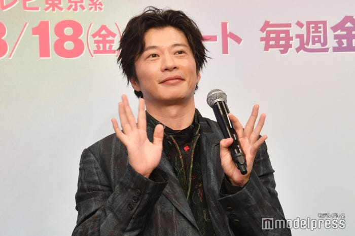 配信カメラに手を振る田中圭(C)モデルプレス