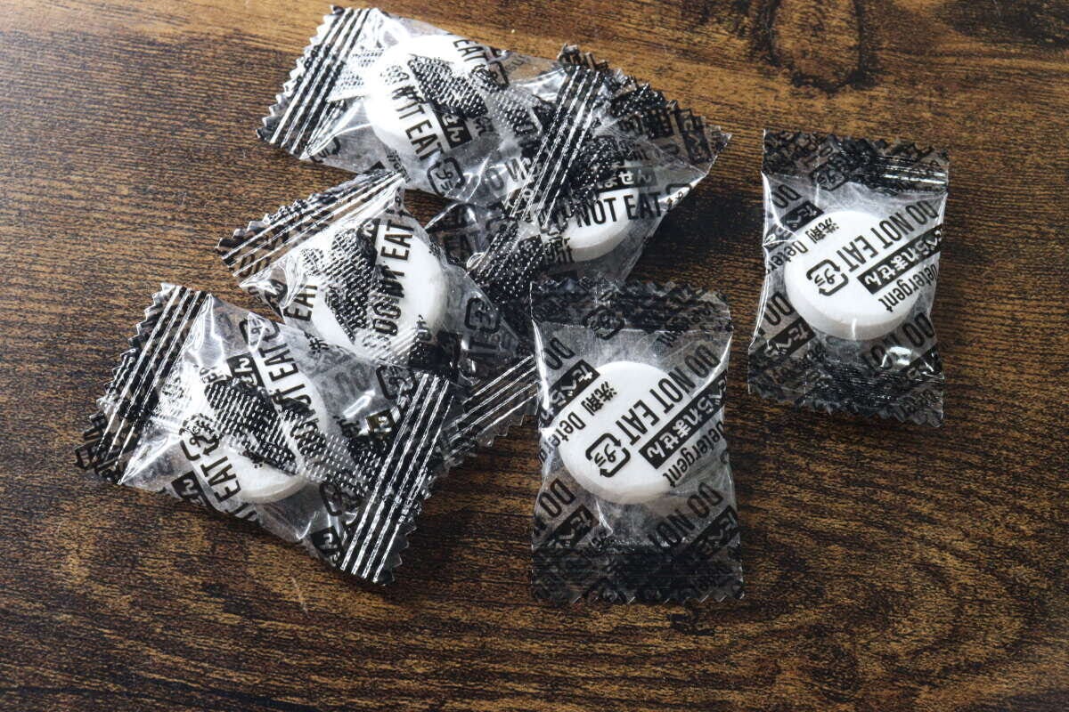 個包装された白い錠剤型クリーナーが複数並べられている
