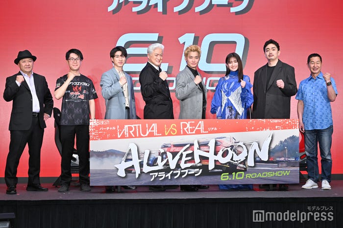 (左から)下山天監督、山中智瑛氏、福山翔大、陣内孝則、野村周平、吉川愛、青柳翔、土屋圭市氏 (C)モデルプレス
