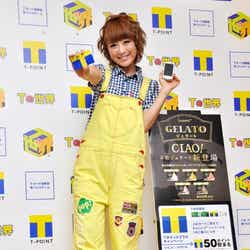 “Tカード”ファッションで登場した鈴木奈々