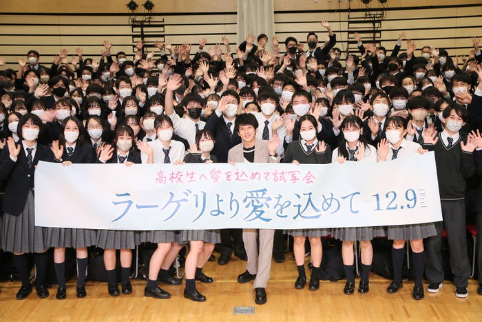 二宮和也がサプライズ登場した高校生試写会の模様 (C)2022映画「ラーゲリより愛を込めて」製作委員会(C)1989清水香子