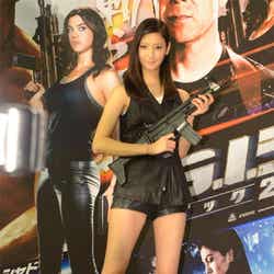 セクシーなレザーのショートパンツで美脚を披露した菜々緒