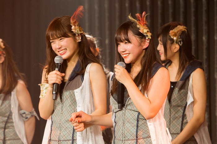 (右)薮下柊(C)NMB48