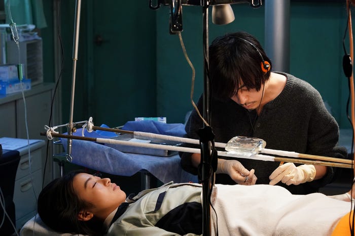 森七菜、成田凌「逃亡医F」第1話 (C)日本テレビ