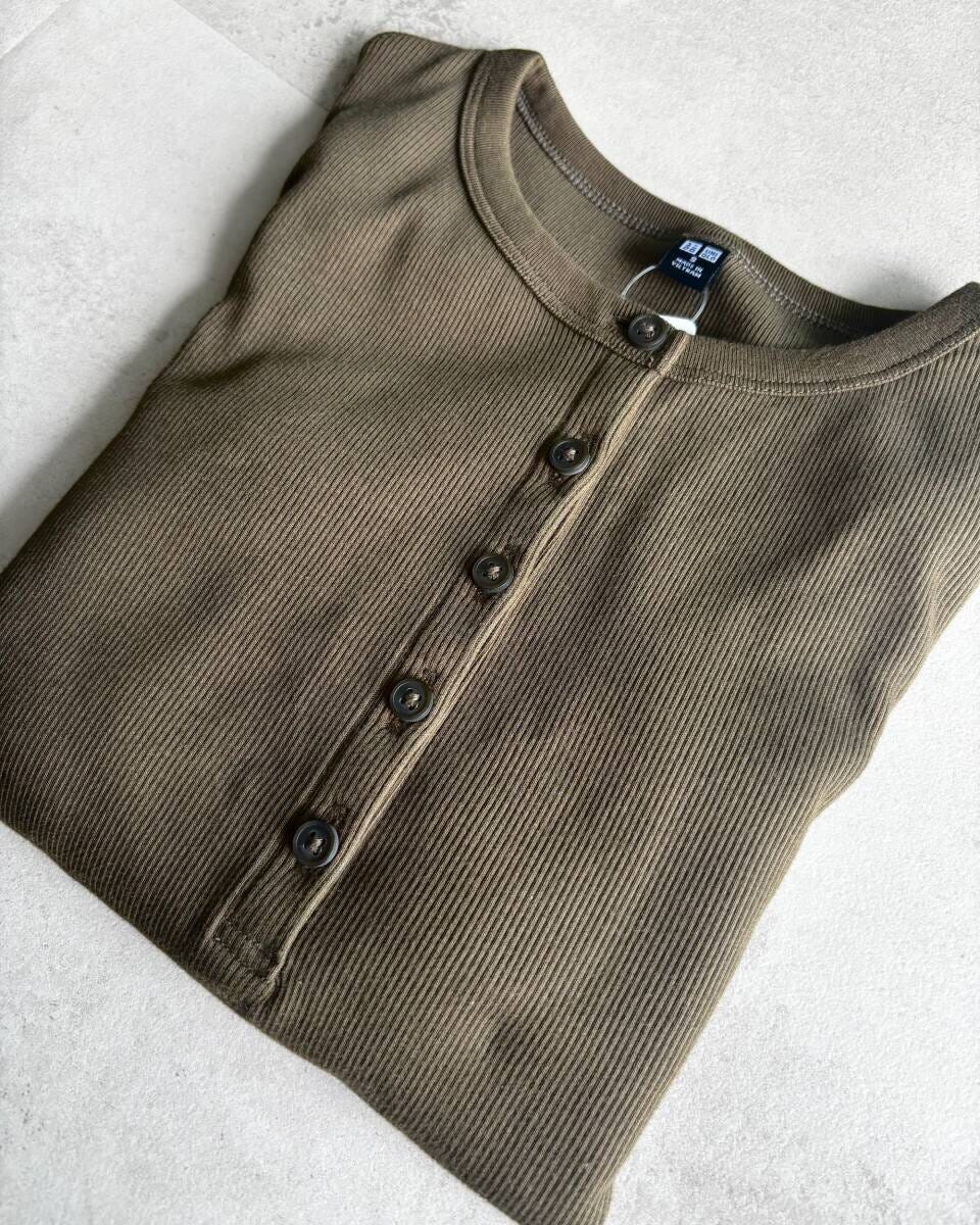 ユニクロ　リブヘンリーネックT　オリーブ置き画像