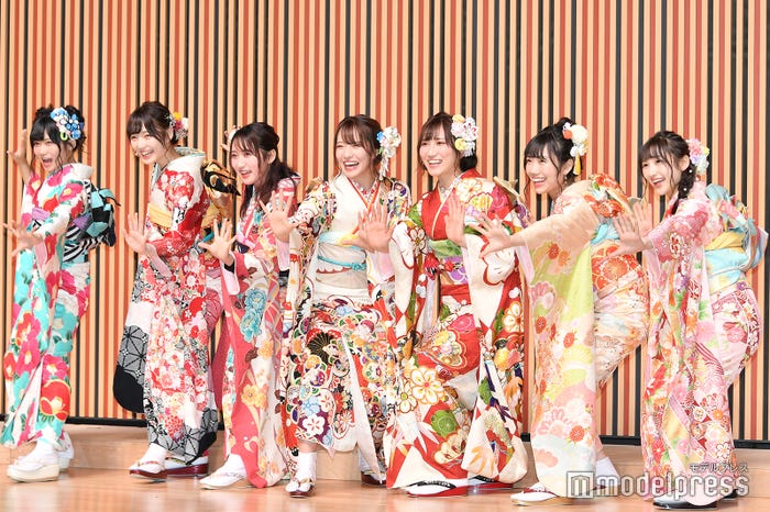 NMB48恒例の「どやさ」ポーズ(左から)菖蒲まりん、佐藤亜海、明石奈津子、小嶋花梨、西澤瑠莉奈、坂本夏海、溝渕麻莉亜 (C)モデルプレス