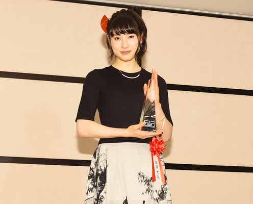 土屋太鳳、田中圭と選んだ個性派ワンピで晴れの舞台 大人シックにドレスアップ<ファッションチェック>