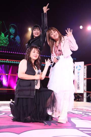 工藤めぐみが豊田真奈美＆キューティー鈴木と熱唱「前を向いて、そして今を楽しむ」亡き夫の命日にデビュー40年記念大会、伝説レスラーが集結