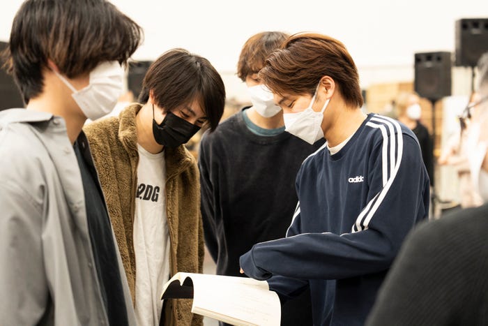 牧島輝、高野洸、小関裕太、三浦宏規/舞台「キングダム」稽古場より (提供写真)