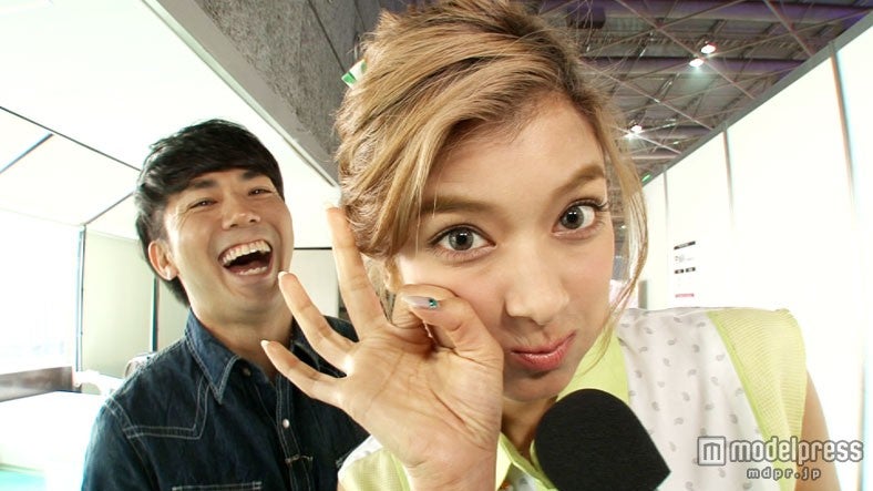 ローラ、ピース・綾部に遭遇　日本の最先端女子文化を発信