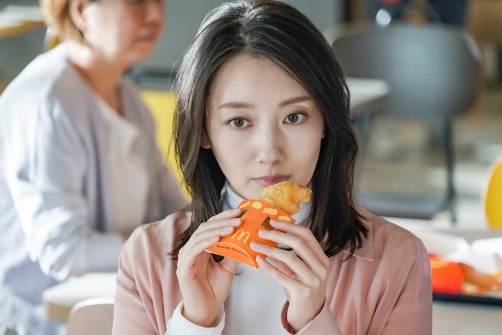 波瑠／新TVCM『ベーコンポテトパイ「はるが来たっ」』篇メイキングより（提供写真）