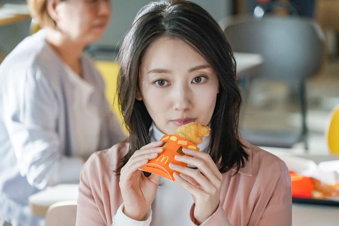 波瑠/新TVCM『ベーコンポテトパイ「はるが来たっ」』篇メイキングより(提供写真)