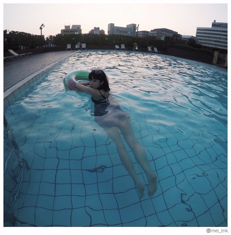 田中芽衣、水着でプール堪能「スタイルよすぎる！」「かわいい」と反響