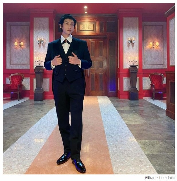 EXIT兼近大樹、黒髪タキシード姿披露「チャラくない」「誰かと思った」の声