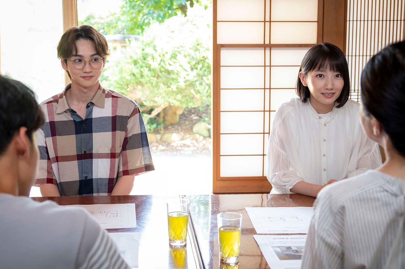 吉野北人、波瑠／「魔法のリノベ」第7話より（C）カンテレ