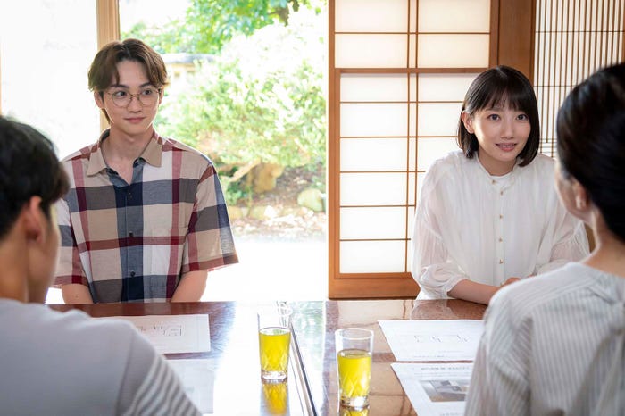 吉野北人、波瑠/「魔法のリノベ」第7話より(C)カンテレ