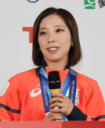 りくりゅうペア 三浦璃来が携帯画面の秘蔵写真を公開「2年前、絶対に戻ってこようと」坂本花織らと撮影した一枚に反響「これが源だったんですね」