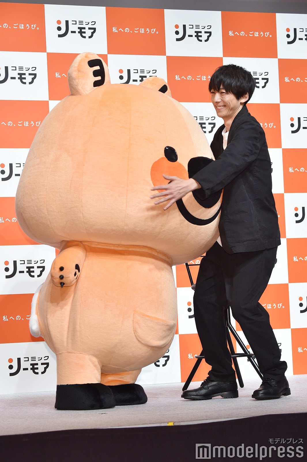 着ぐるみと戯れる高橋一生（C）モデルプレス