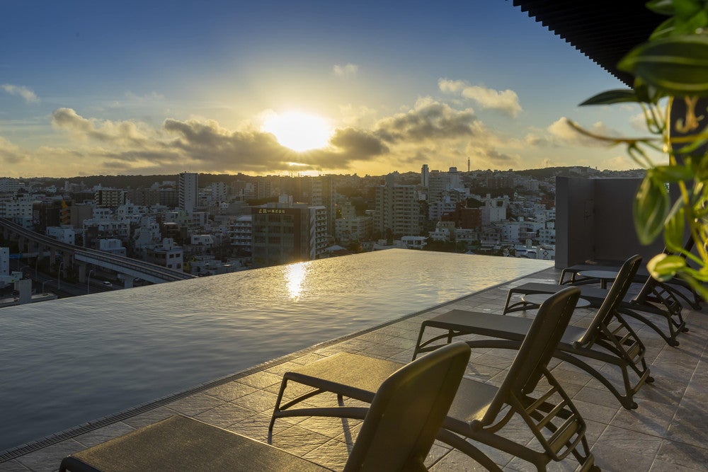 沖縄・那覇にプール付リゾートホテル「ヒューイットリゾート那覇」プールサイドバーも併設