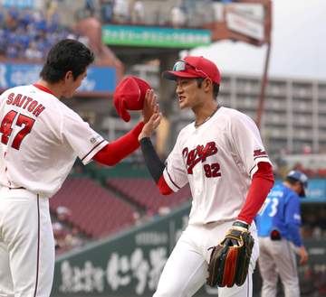 広島・名原典彦がミラクル背走キャッチ！マツダスタジアムが大興奮 先発の斉藤優も脱帽で感謝 解説「抜けたと思いました」