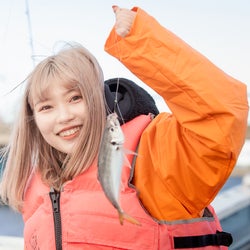古関れん、話題の釣りガールに アジ釣りに挑戦