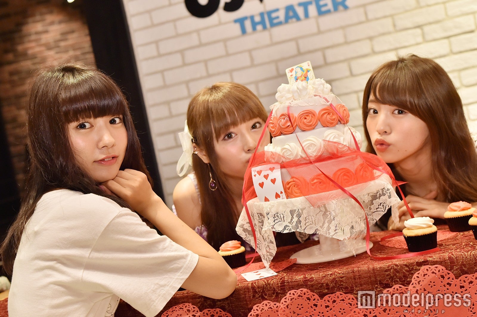 （左から）荻野可鈴、山田朱莉、志田友美（C）モデルプレス