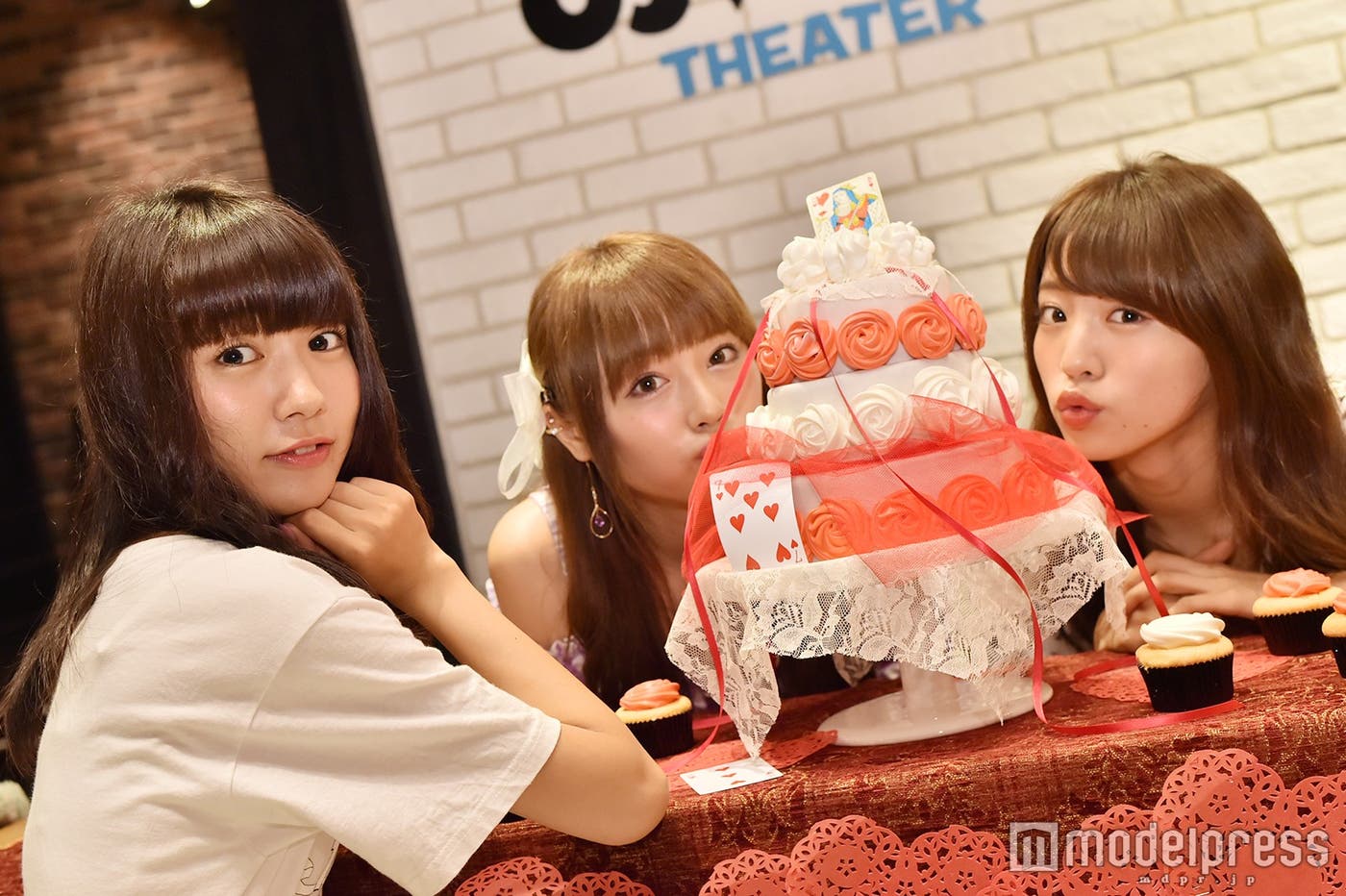 (左から)荻野可鈴、山田朱莉、志田友美(C)モデルプレス