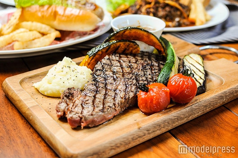 ステーキは、肉質にこだわりジューシーで食べごたえのある部位を選定／画像提供：ゴリップ