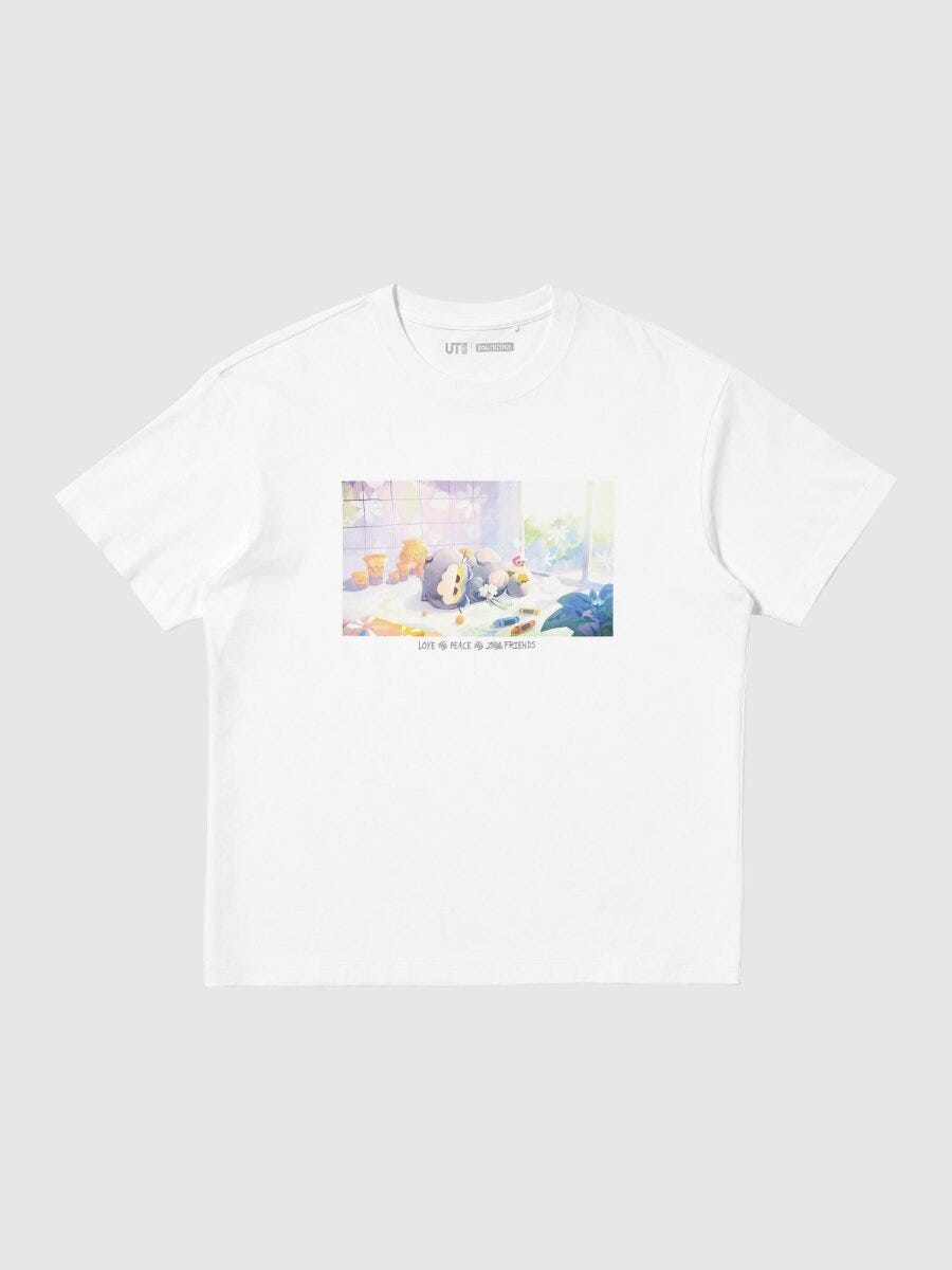 白いTシャツの胸元に水彩画タッチのキャラクターイラストがプリントされている